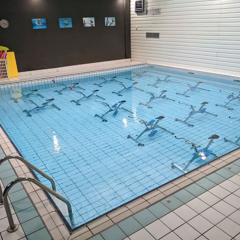 La piscine et ses équipements d'aquabike