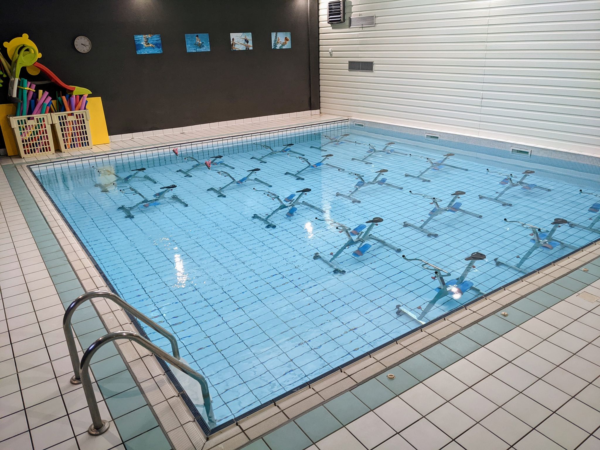 Le bassin de FORMÉO équipé de vélos d'aquabike, à Léognan