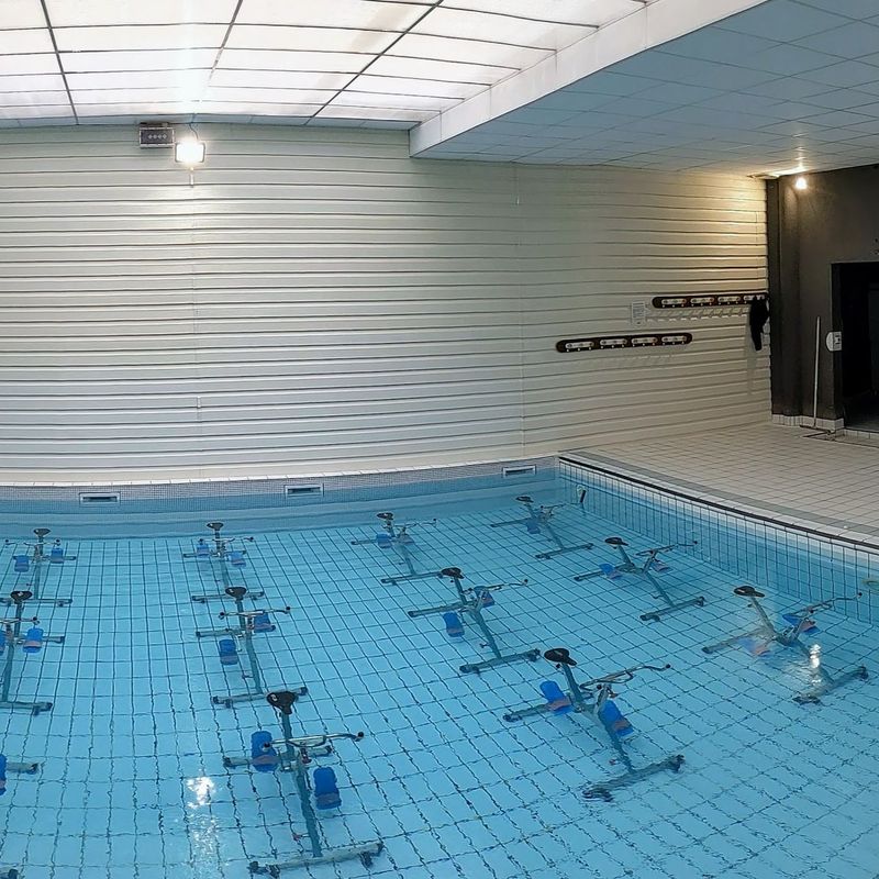 Le bassin équipé de vélos d'aquabike